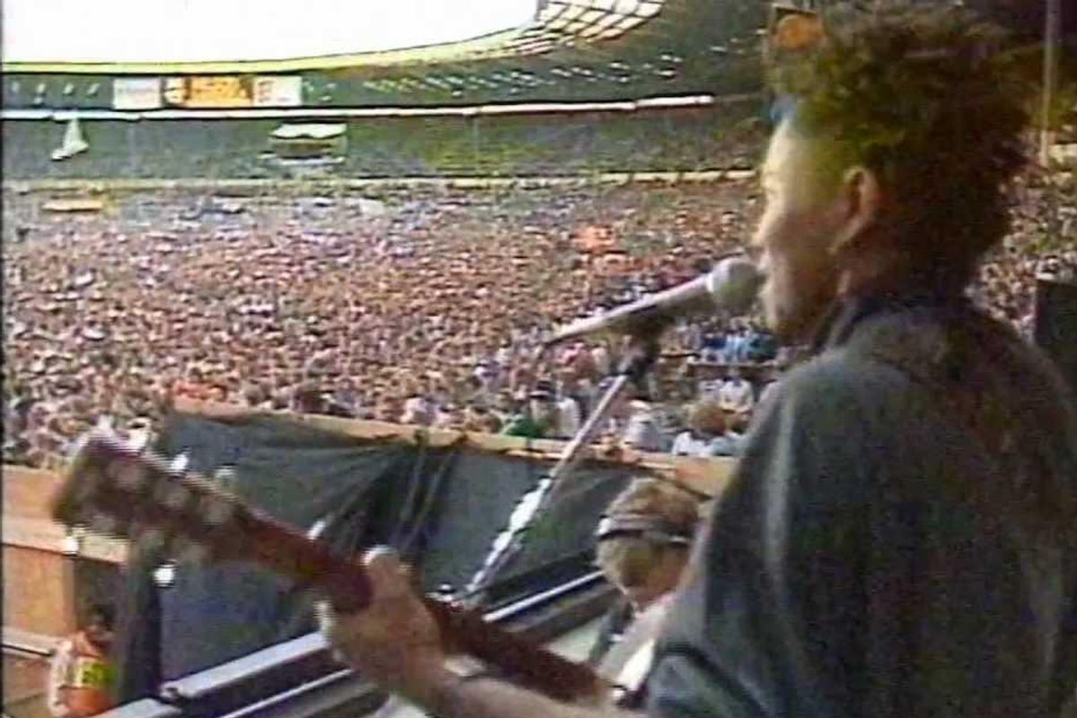 Tracy Chapman performs in front of a crowd