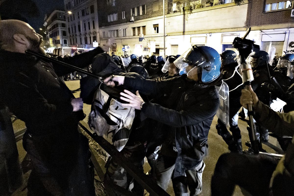 Bombe carta, aggressioni alla polizia. Roma assediata dai vandali anarchici
