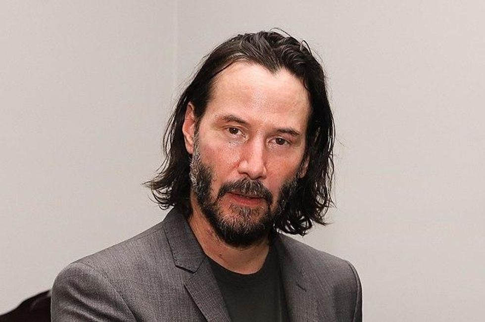 Keanu Reeves shocks a small-town pub by stopping in for a pint and taking photos with the staff