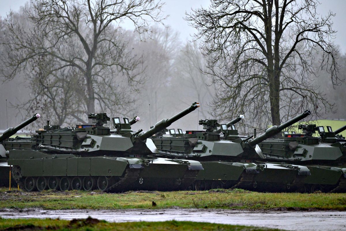 Biden manda i carri armati (ma con tutta calma). «Non minacciamo Mosca»