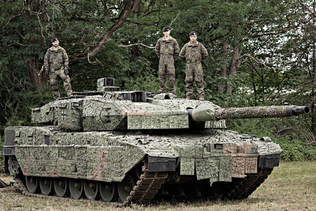 I tank tedeschi nel Donbass ad aprile. «Ma non è un attacco alla Russia»