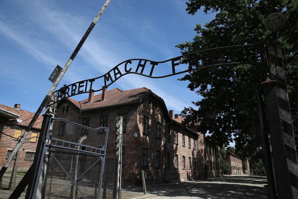 Auschwitz fu liberata dall’Armata rossa, non da soldati ucraini. Così si falsa la storia