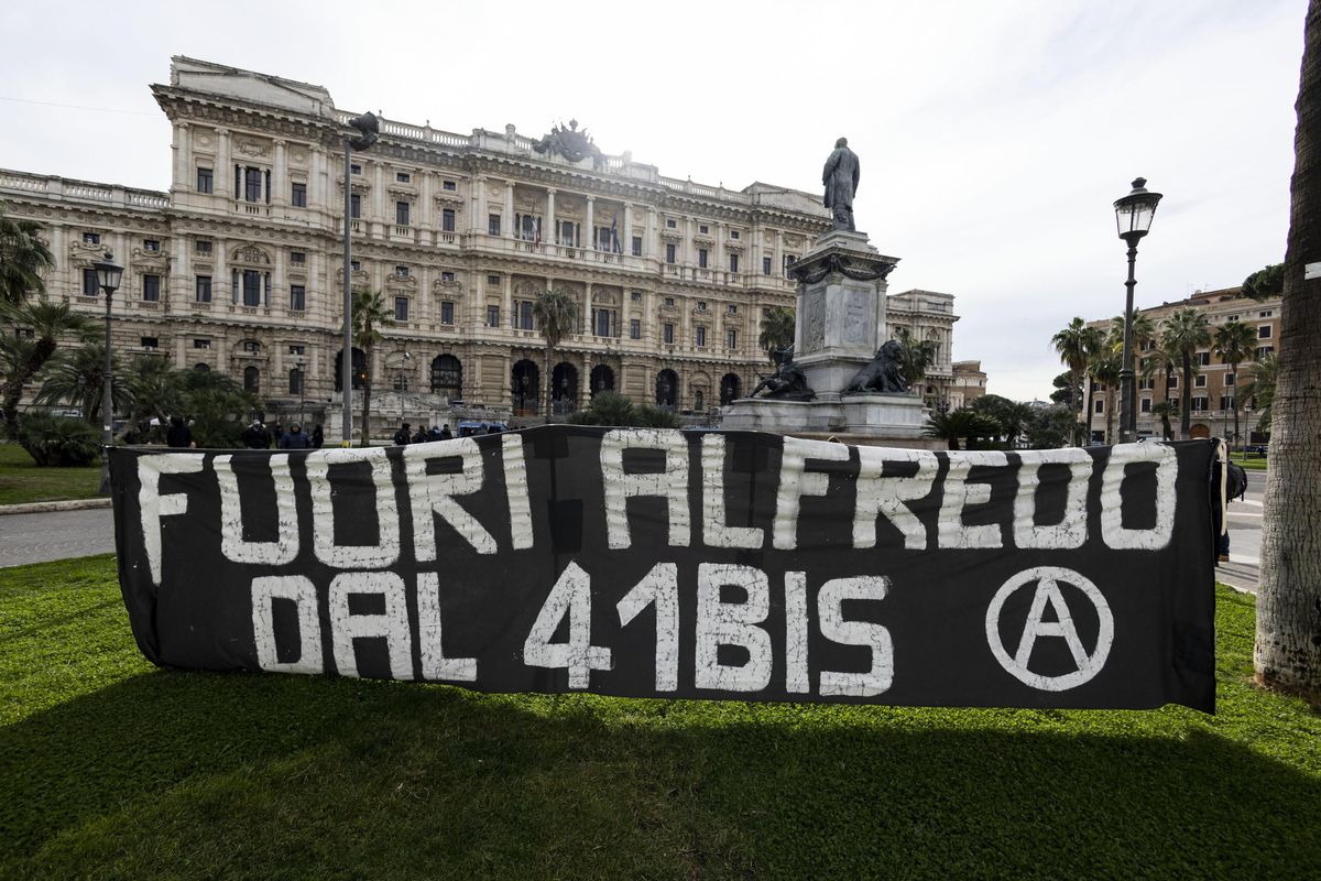 Anarchici scatenati per Cospito libero. Attentati a Berlino Barcellona e Torino