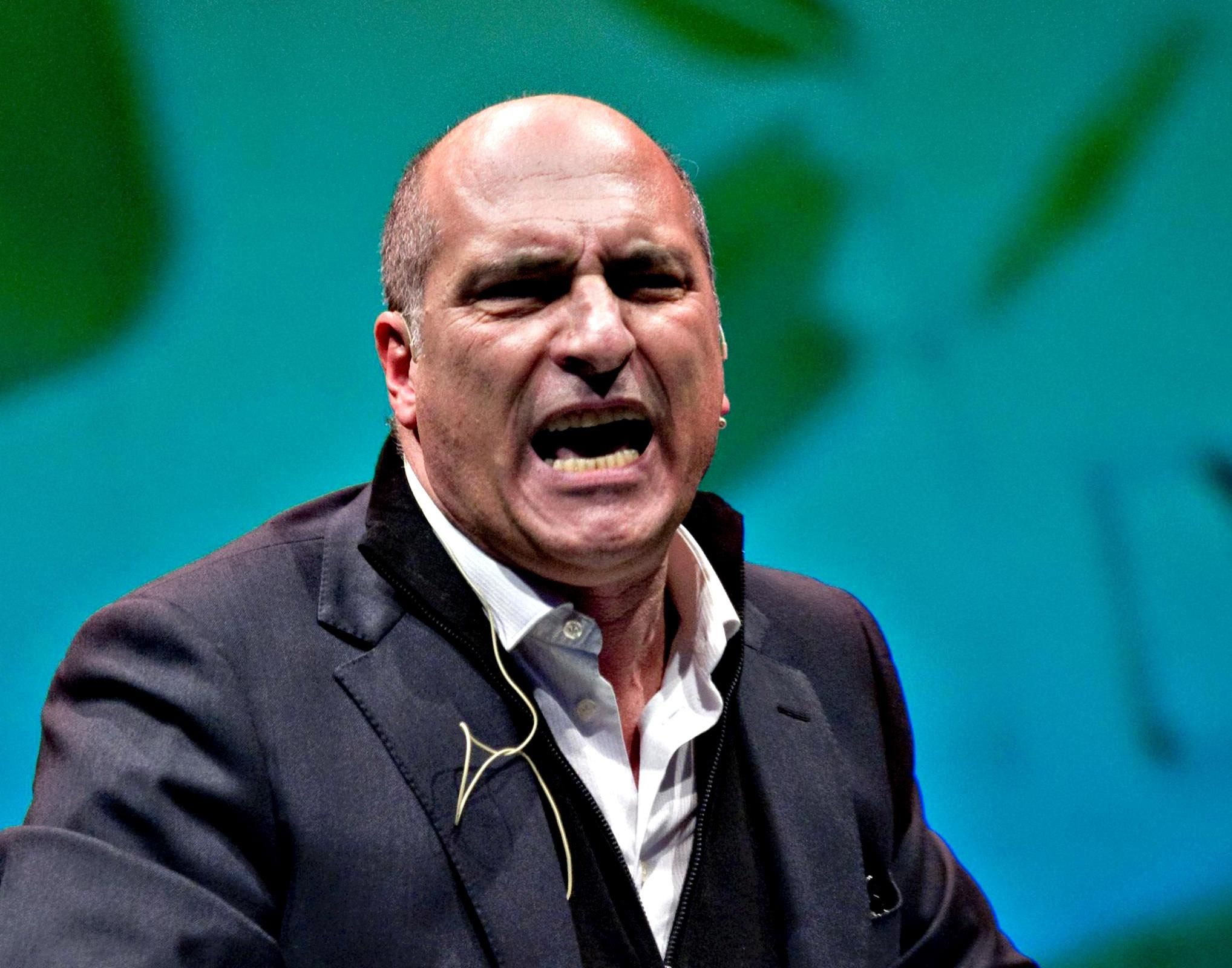 «Togliete l’immunità a Cozzolino»