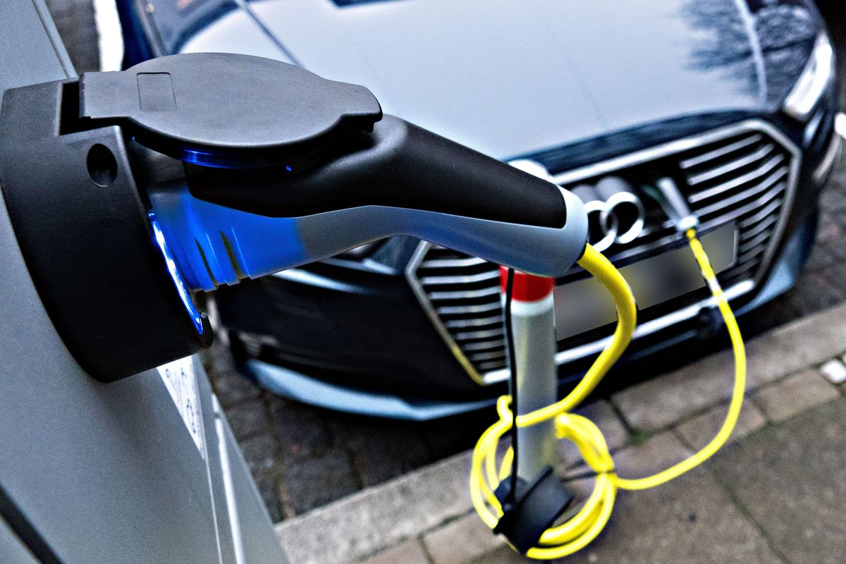Colonnine e libertà di movimento: l’auto elettrica è un cappio classista