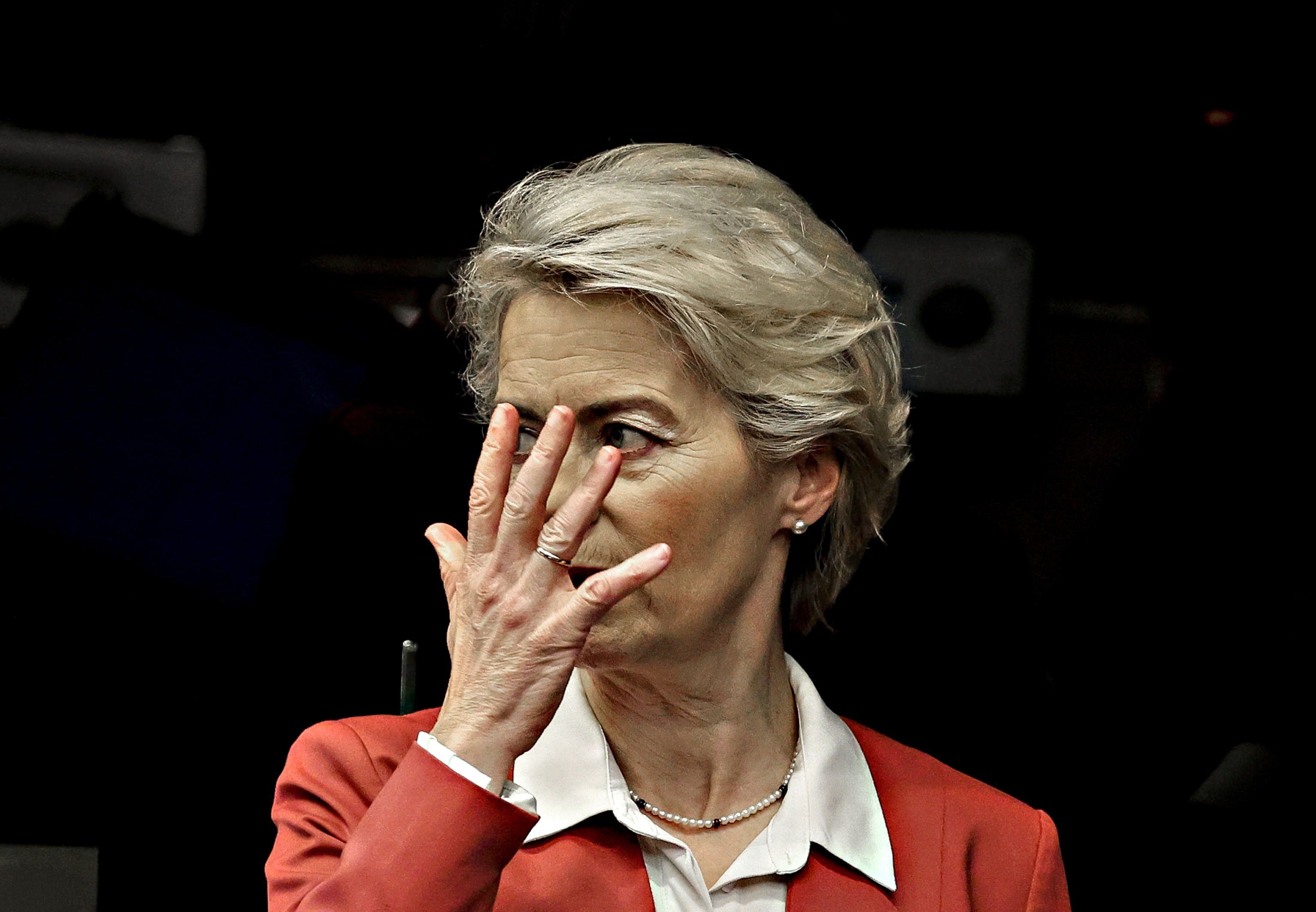 Ursula fugge dal Parlamento. Nessuna udienza pubblica sugli sms per i vaccini Pfizer