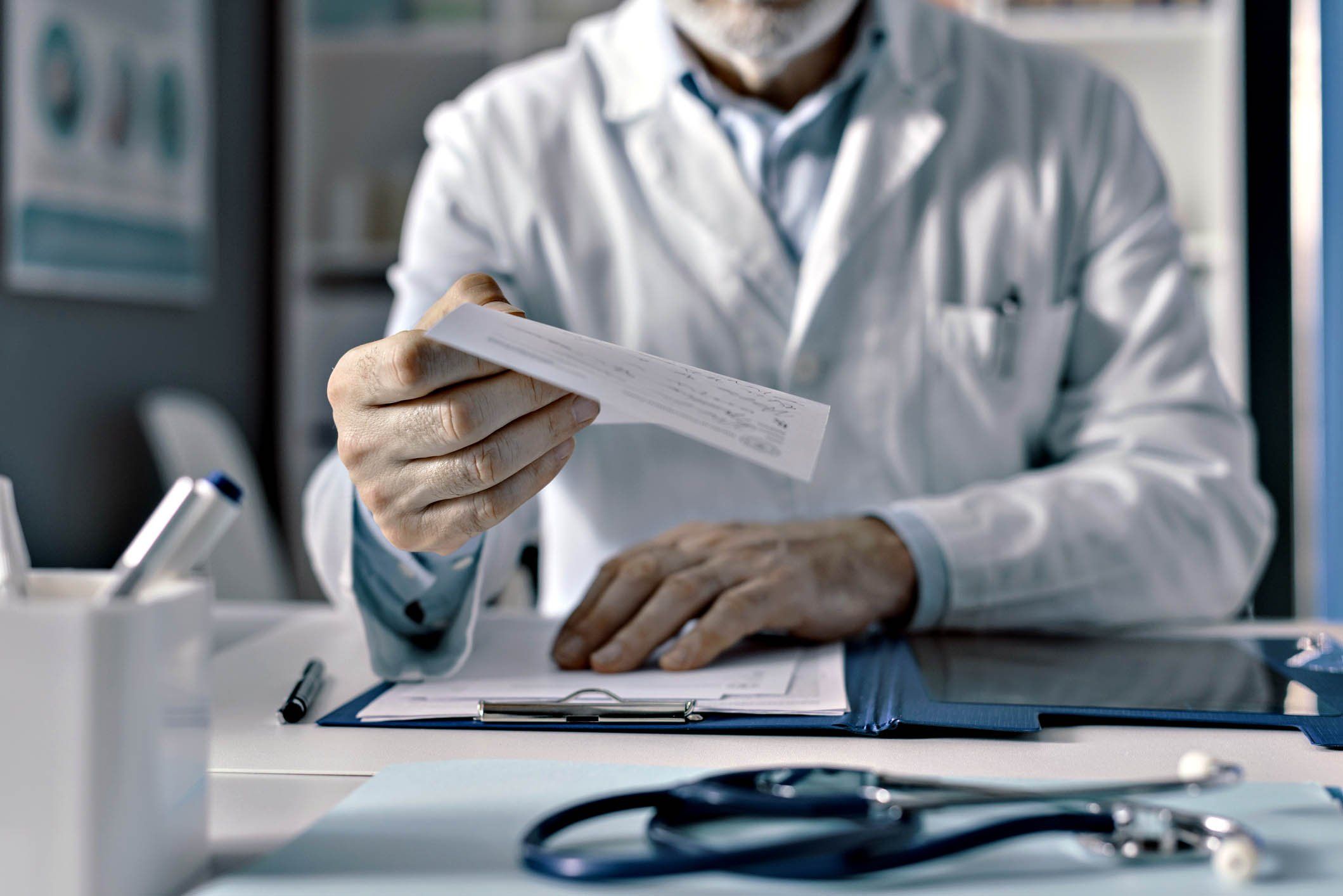 «Prescrizione medica necessaria». La tesi che smonta l’obbligo vaccinale