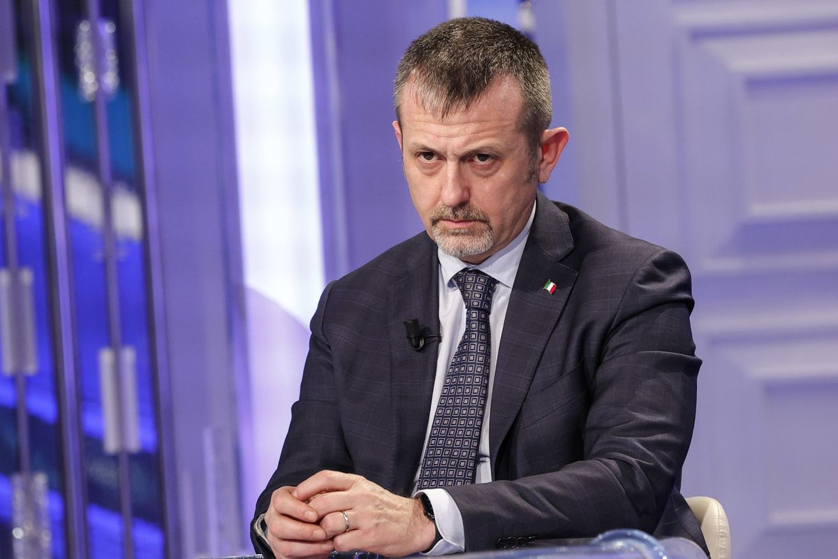 Su Delmastro la vera fuga di notizie. I giornaloni svelano le mosse dei pm