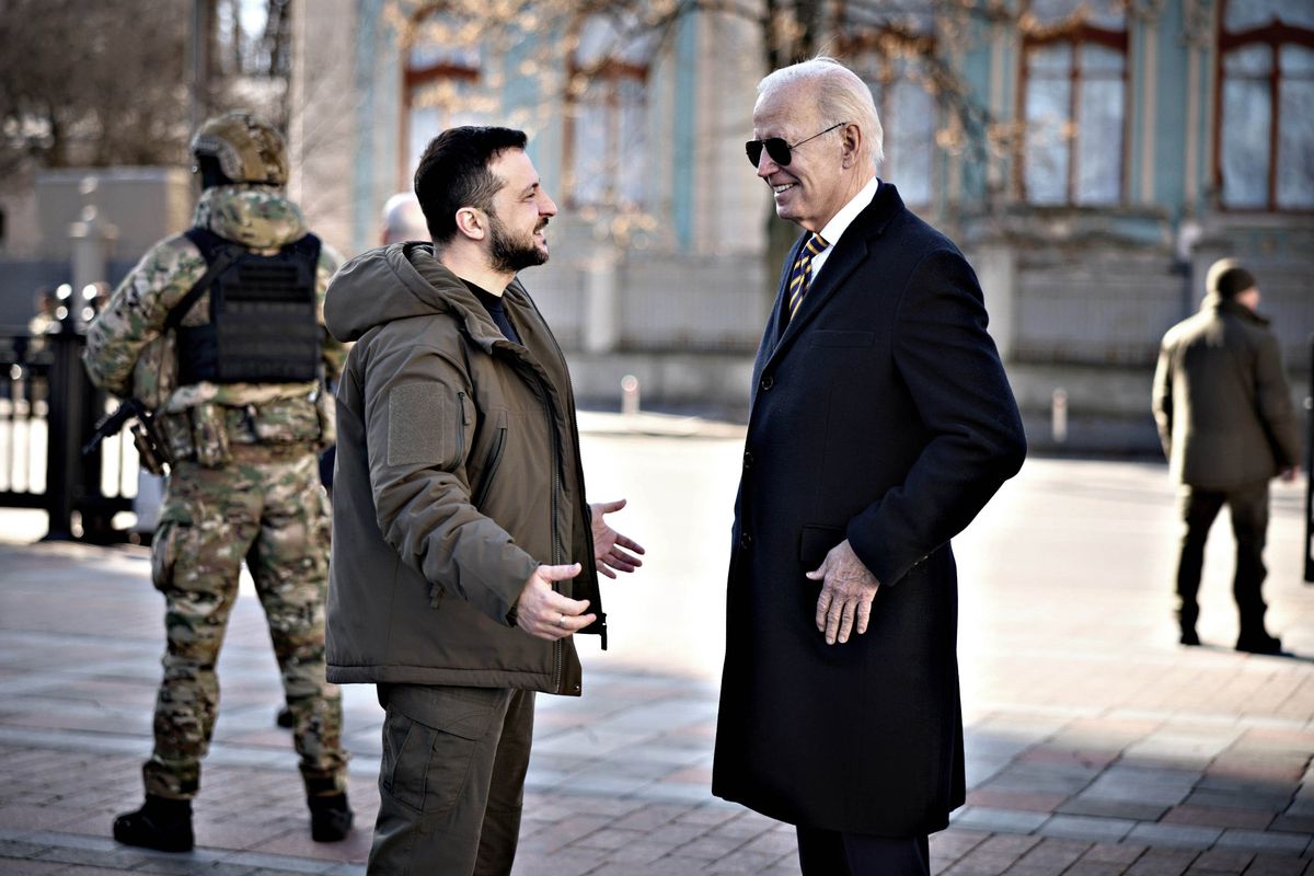 Biden avvisa i russi e va da Zelensky. Il canale resta aperto nonostante la sfilata