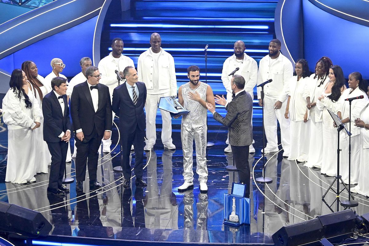 Sanremo 2023, la serata delle cover è un karaoke formato XXL