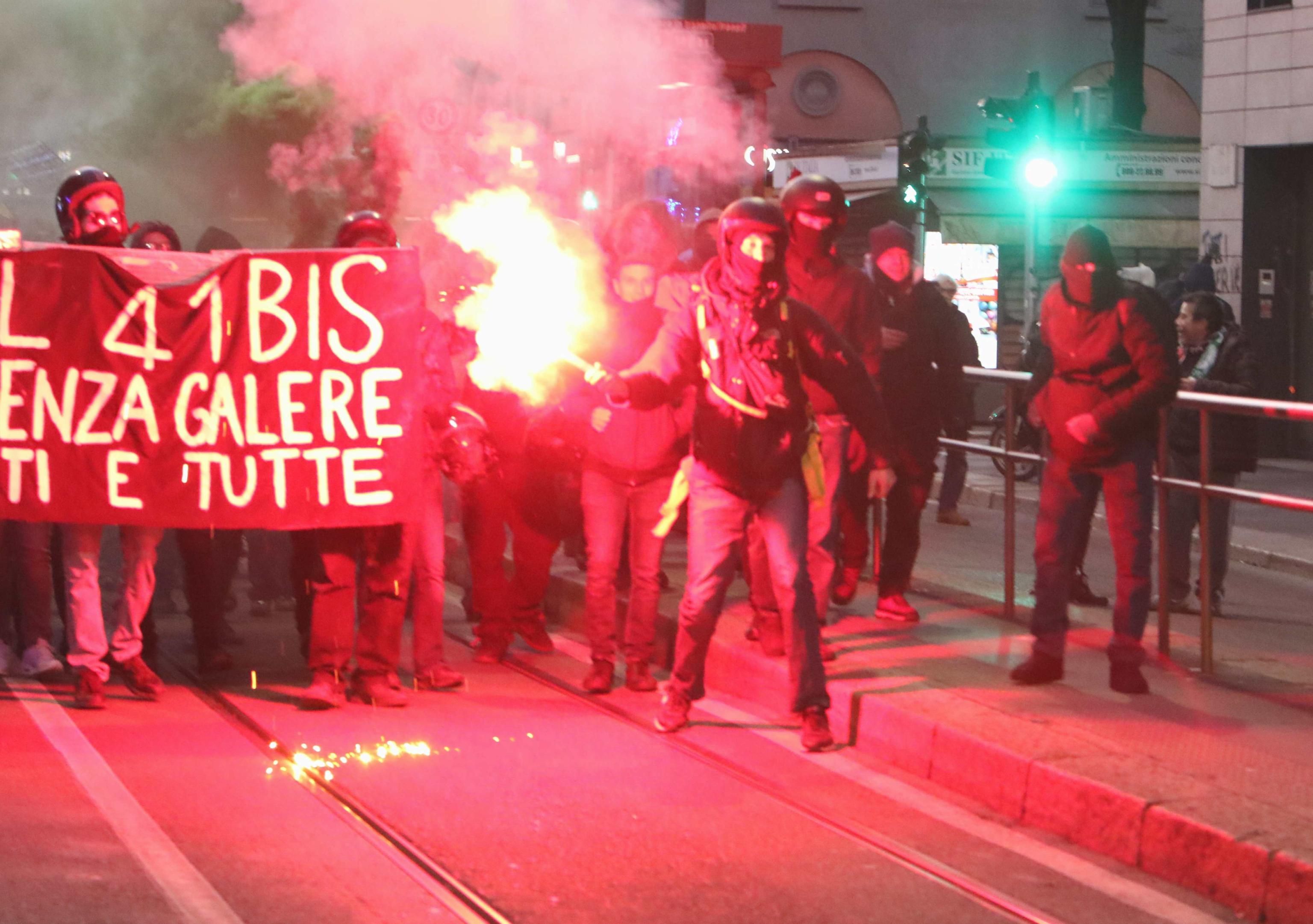 Cospito in ospedale, anarchici in battaglia