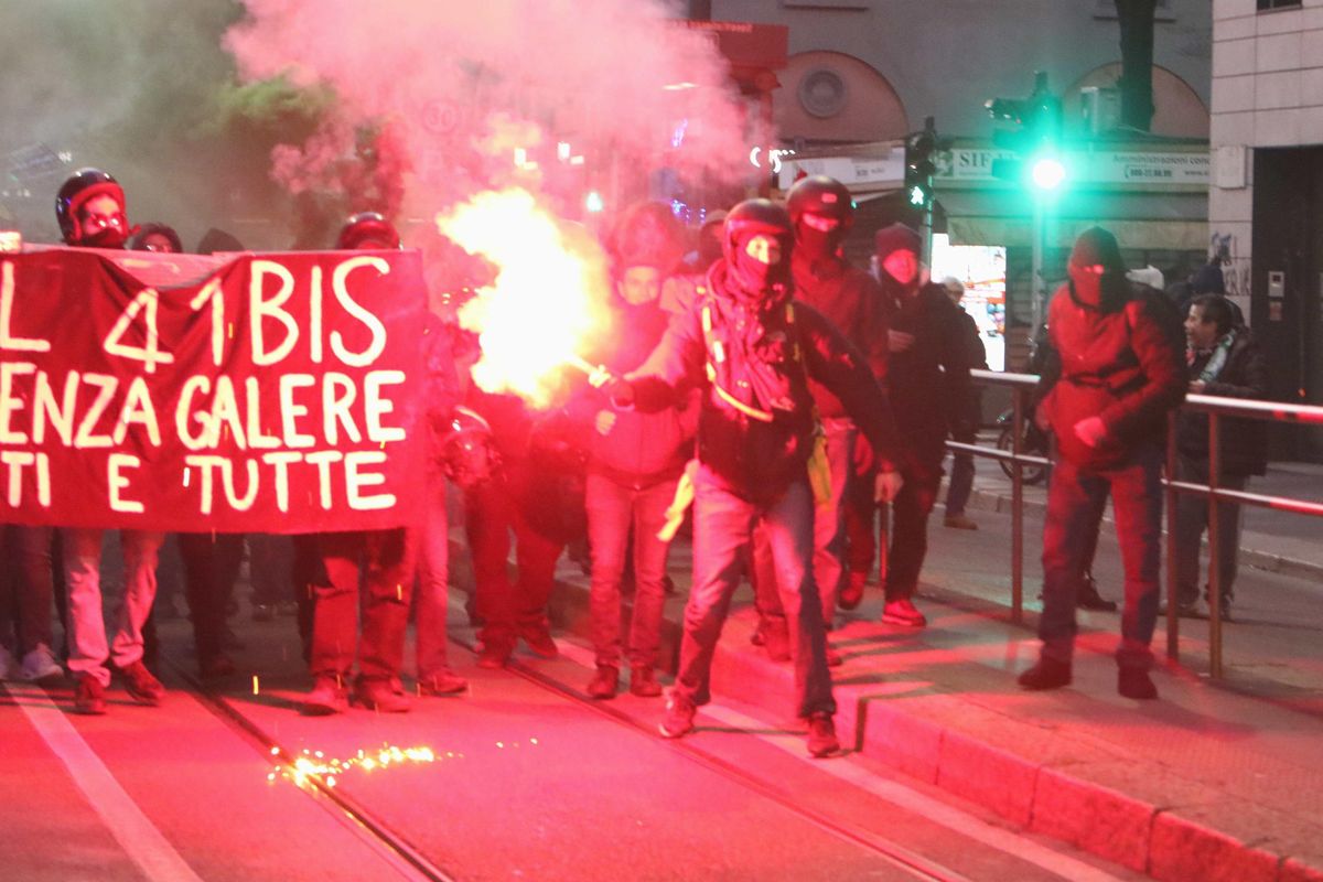 Cospito in ospedale, anarchici in battaglia