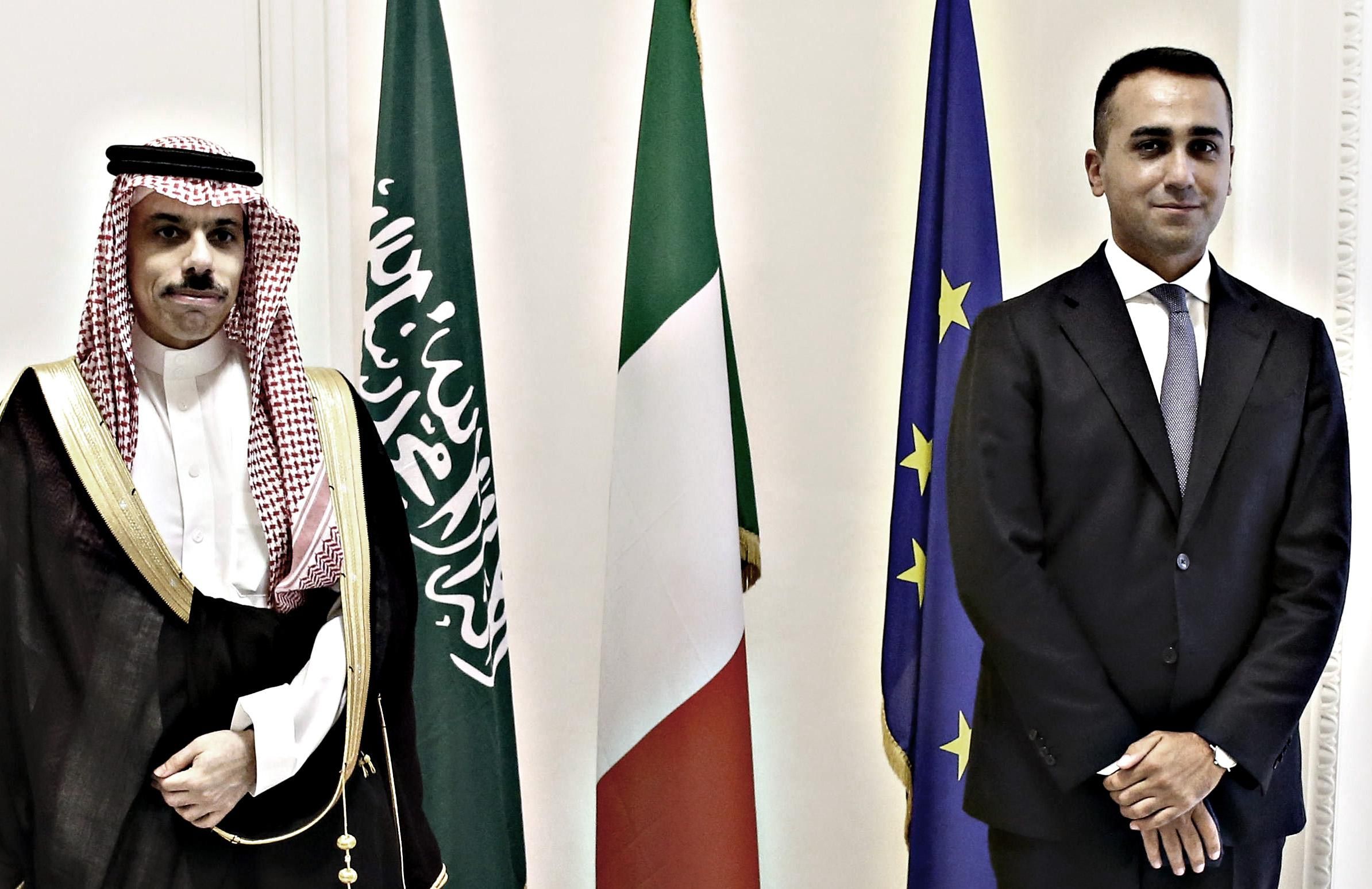 Di Maio  si camuffa da giornalista per provare a spuntare la poltrona