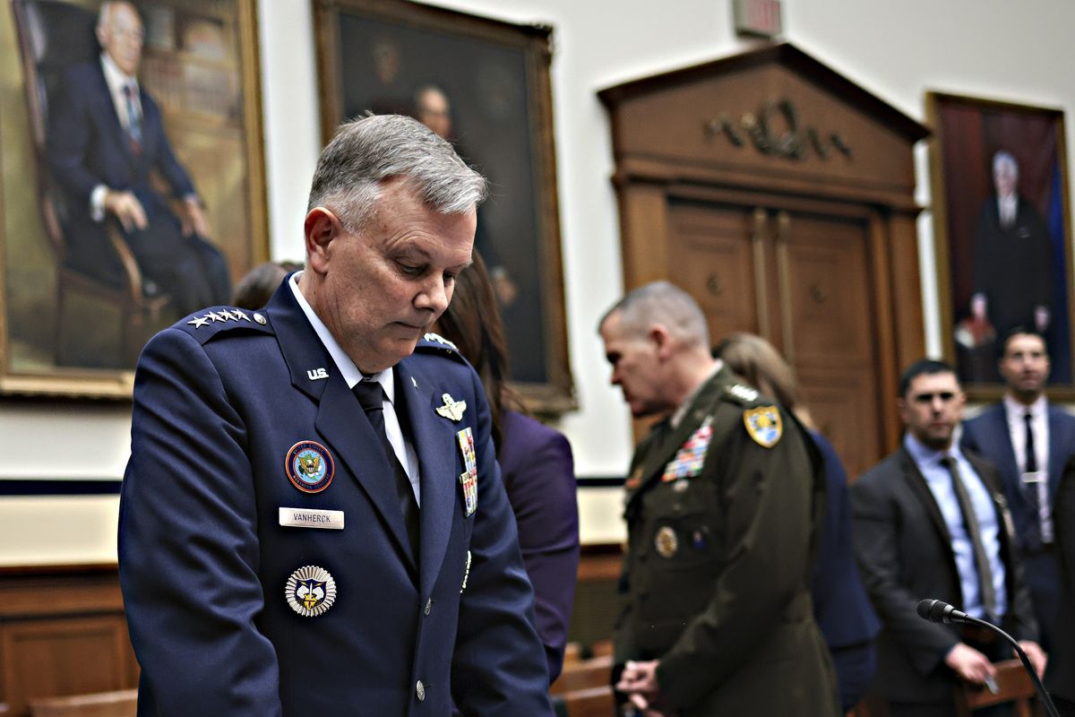 Cortocircuito Biden sui palloni abbattuti: prima sono degli Ufo, poi si auto smentisce