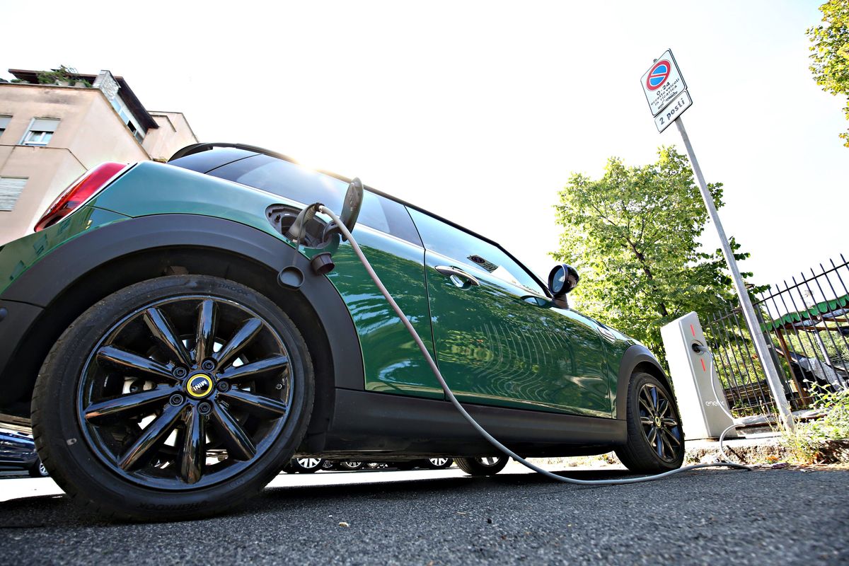 Ecofollia dell’Ue: solo auto green dal 2035