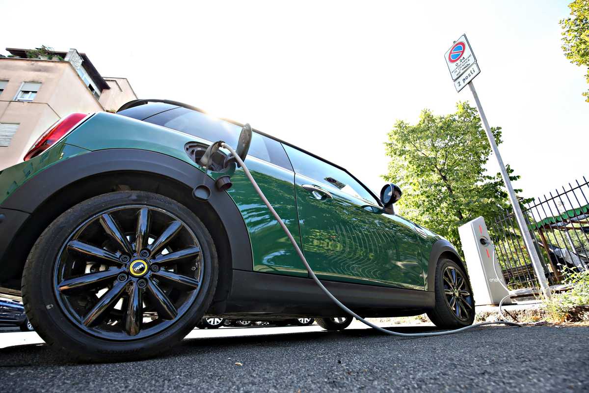 Ecofollia dell’Ue: solo auto green dal 2035