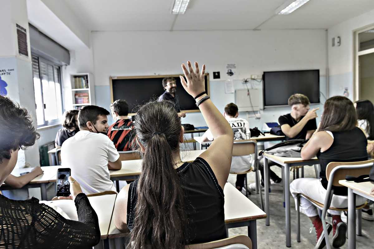 L’esca dei fondi del Pnrr per il digitale smantellerà ciò che resta della scuola