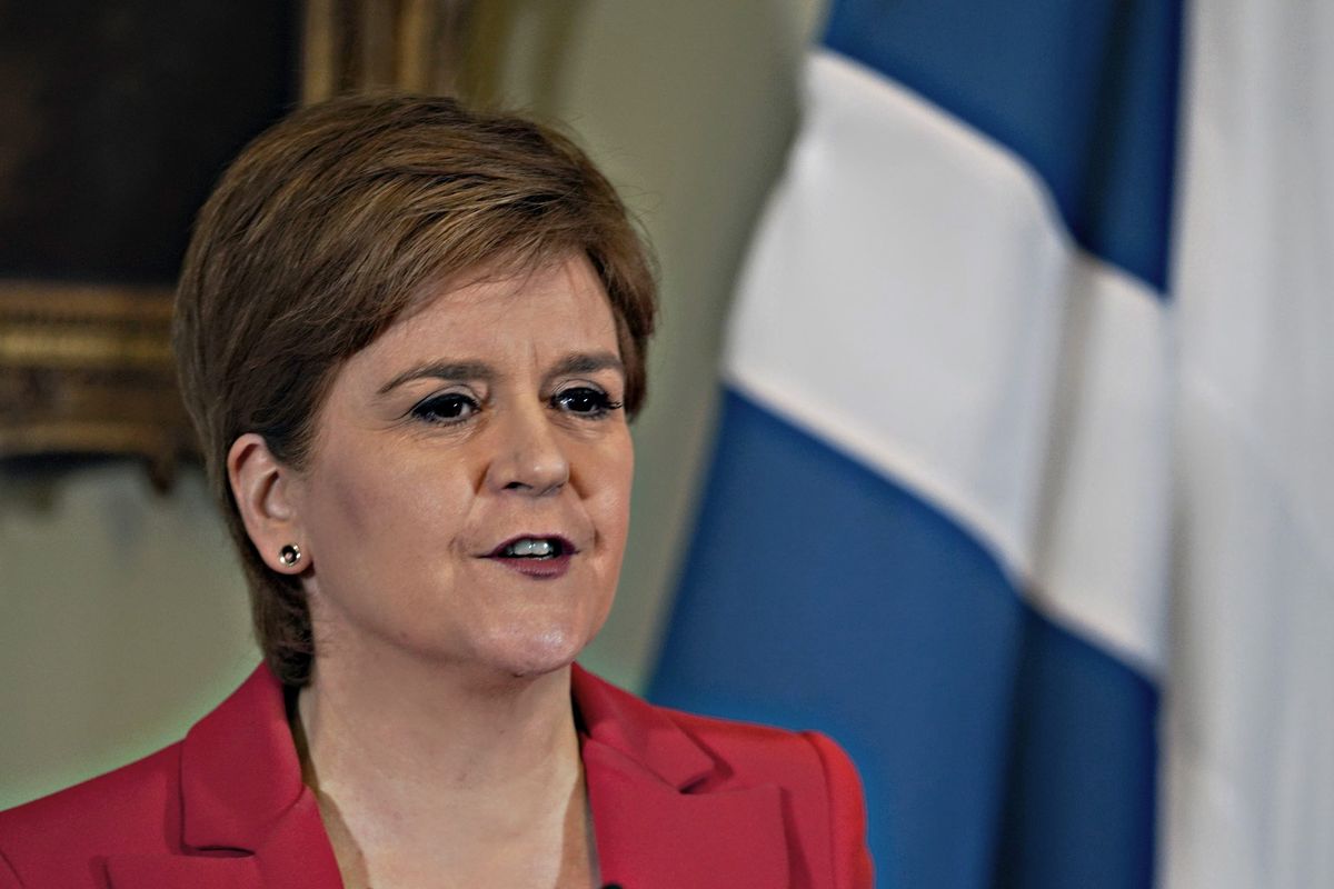 Passo indietro del premier scozzese paladino dei trans e nemico della Brexit