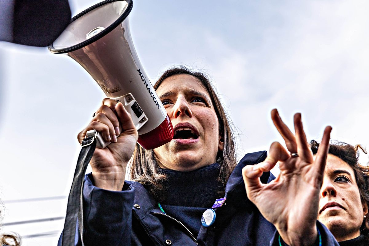 Nuovo leader, vecchie ossessioni. Elly alla marcia antifa con Giuseppi