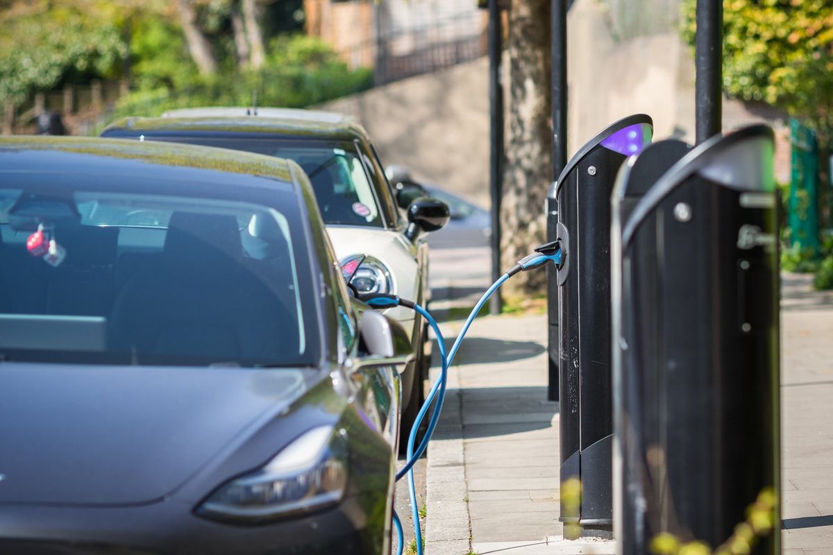 Software, batterie, rischio incendi. Quanti pericoli nelle «green car»