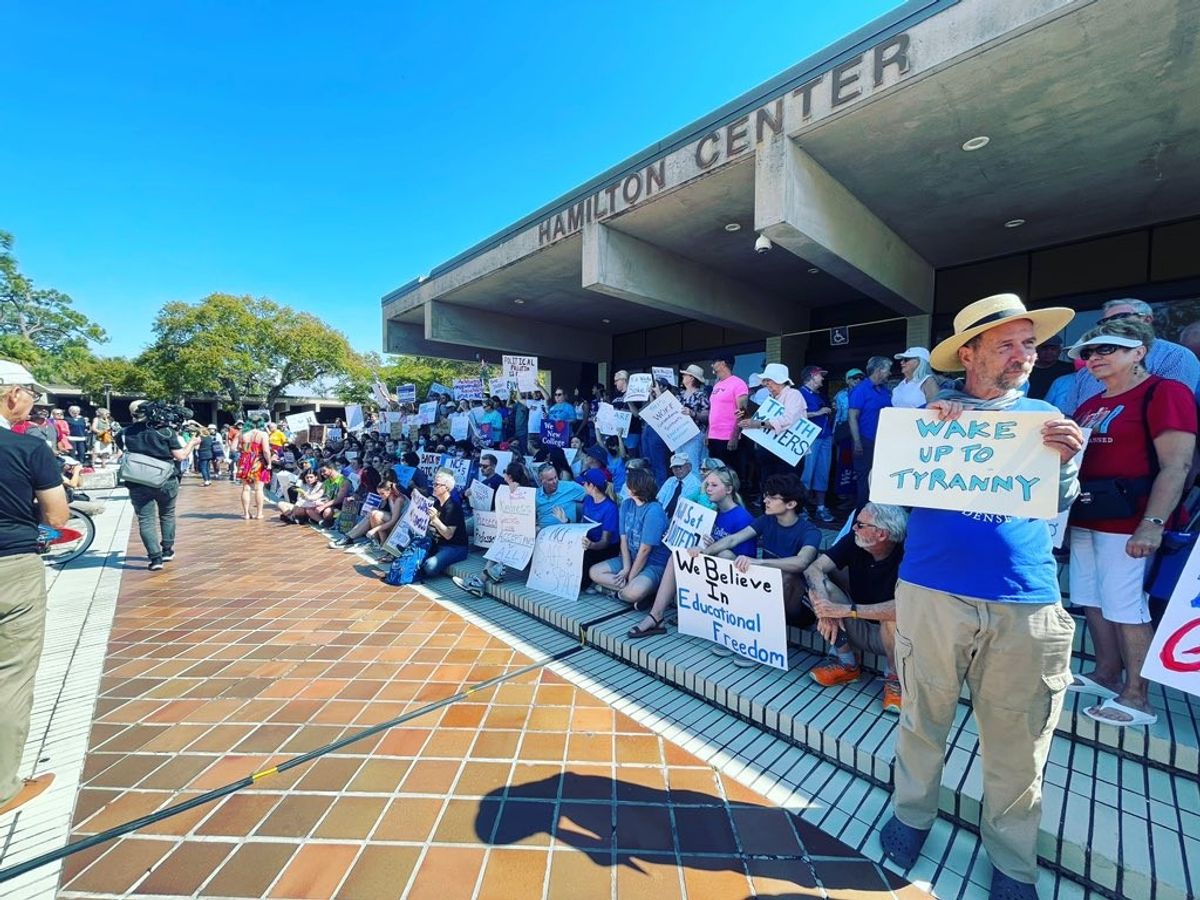 New College Of Florida Students And Faculty Protest DeSantis Right 