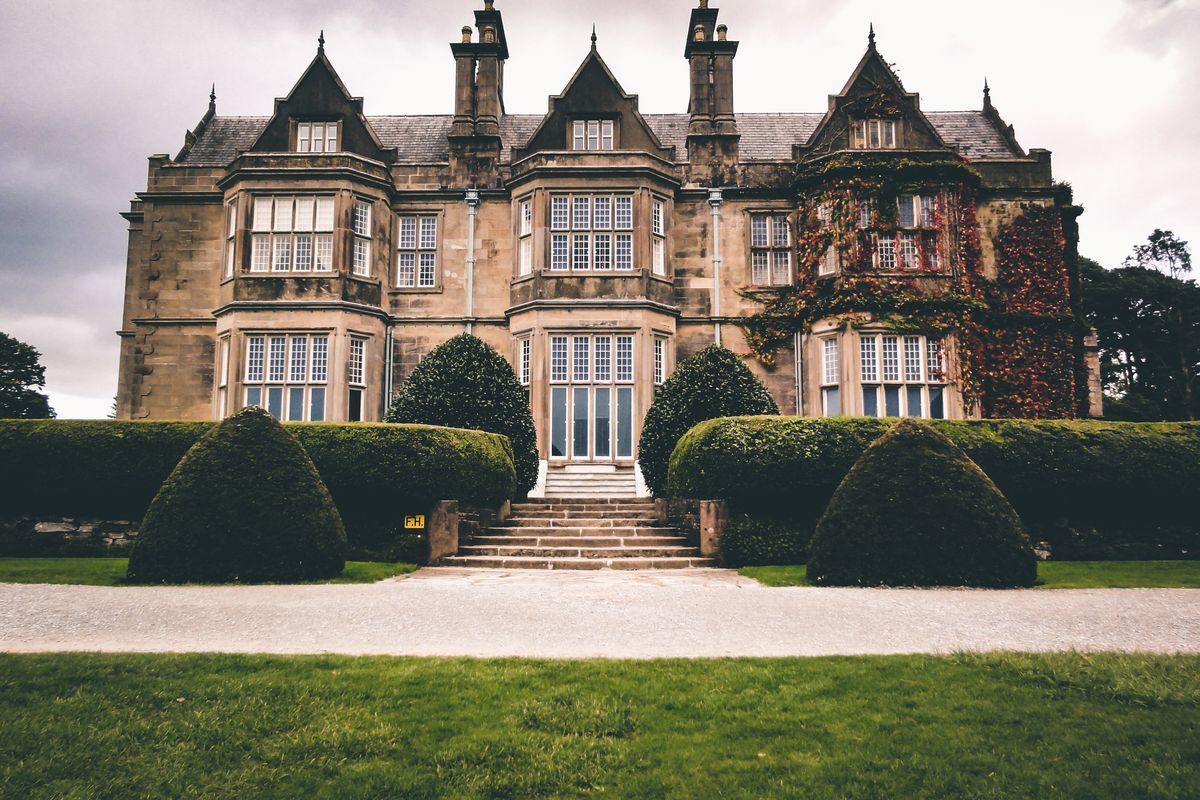 Why the Ghosts in "The Haunting of Bly Manor" Make No Sense