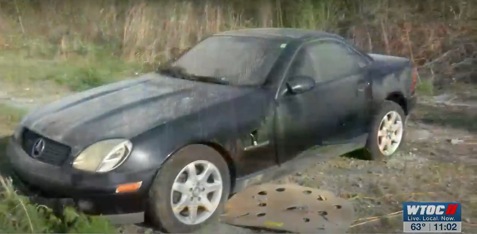 Vehicle falls on man, killing him while he tried to steal part, police believe Vehicle falls on man, killing him while he tried to steal part, police believe