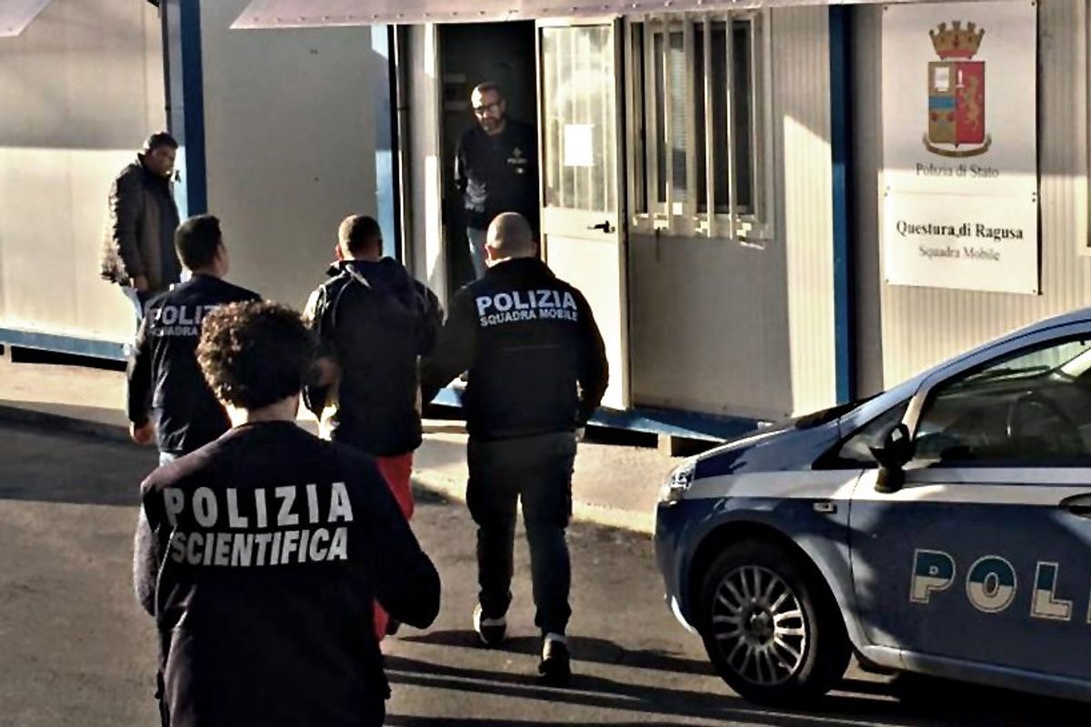 Contrordine intellò: se la Meloni li attacca alla fine gli scafisti non son poi così male