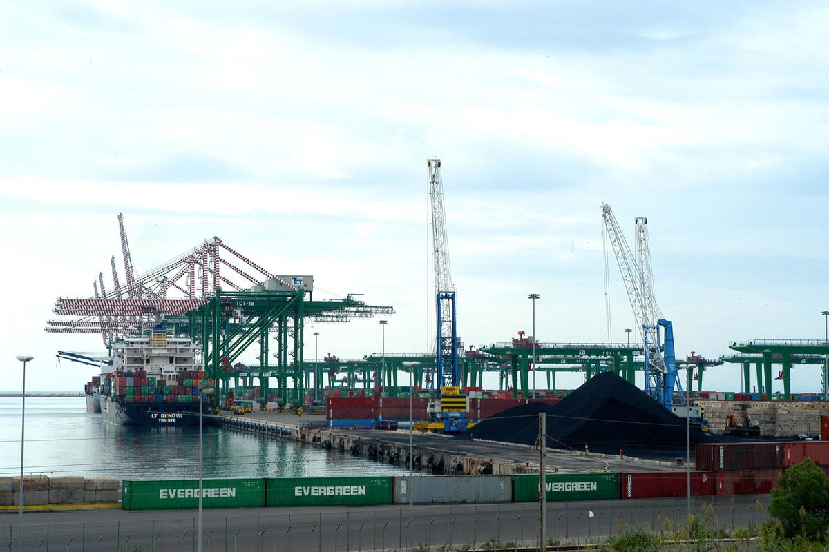 La Cina stringe la presa sul porto di Taranto