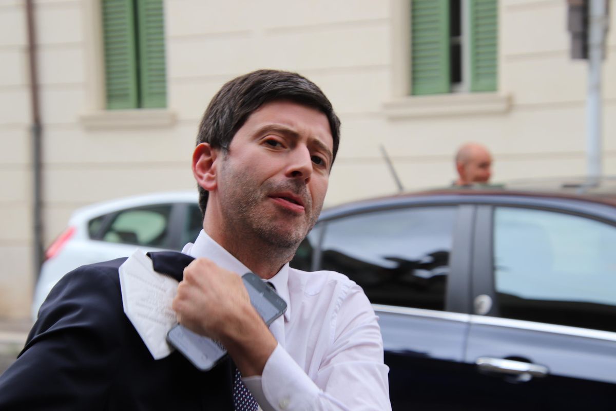 Il capo di gabinetto di Speranza: «Il Covid allunga la vita a Conte»