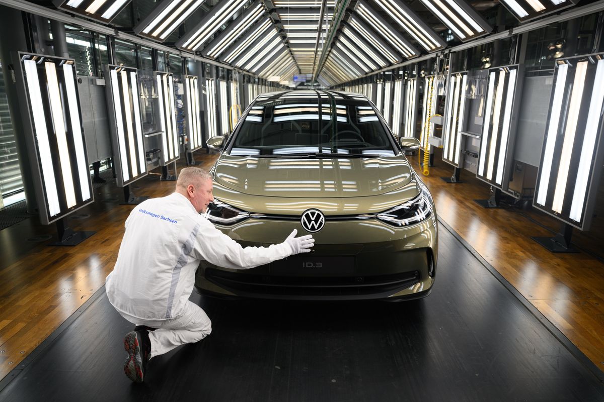 Anche Volkswagen scappa dall’Europa green
