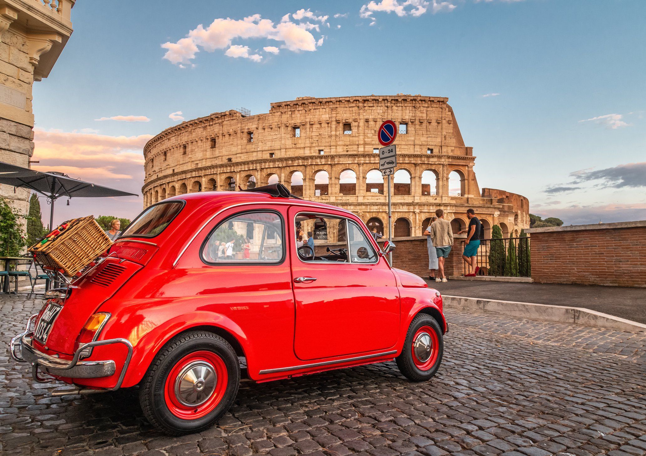 Ecodeliri a Roma: auto d’epoca bandite e meno parcheggi ai malati oncologici