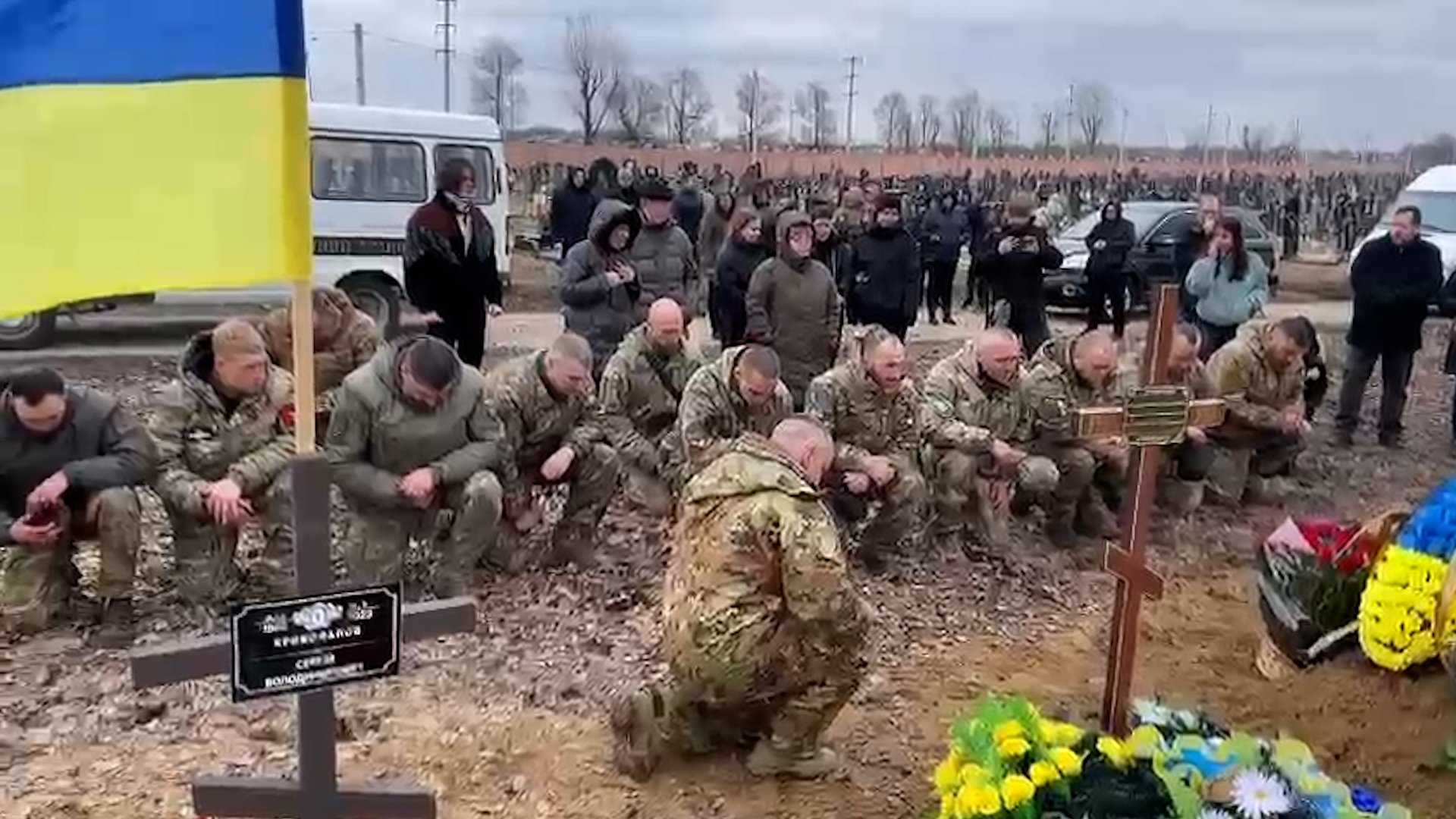 Reportage Ucraina, il dolore straziante dei funerali