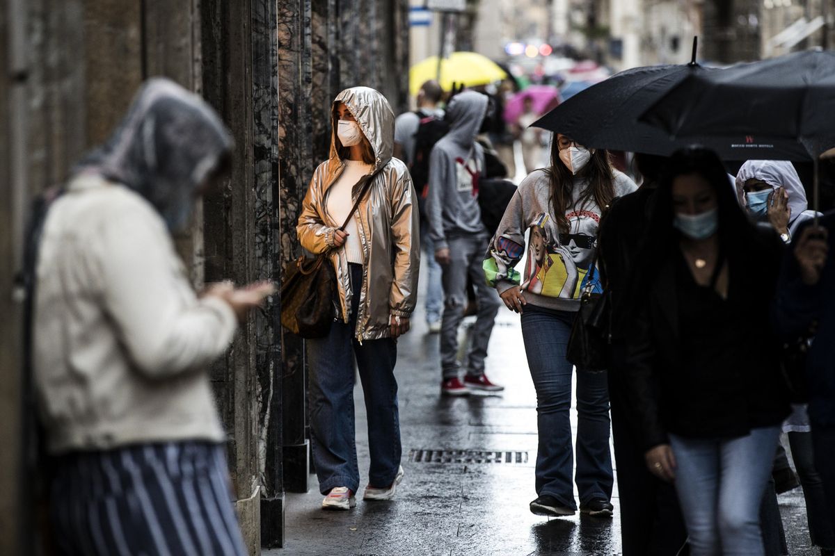 «La mascherina non ferma il virus». E dopo 4 giorni la imposero a tutti