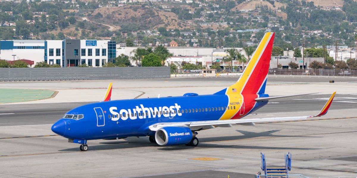 NextImg:Southwest captain becomes 'incapacitated' mid-flight, off-duty pilot from another airline helps land plane