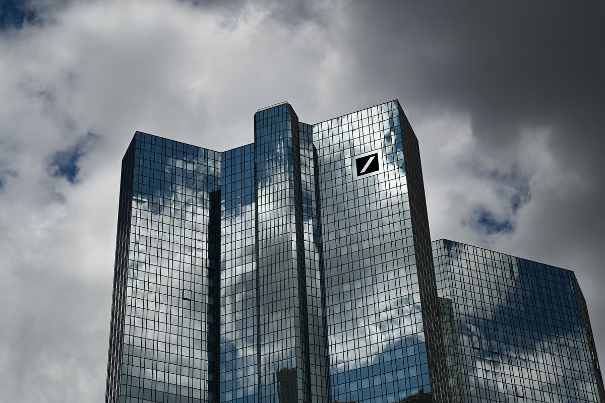 Vacilla anche Deutsche Bank. Torna la caccia ai nostri soldi