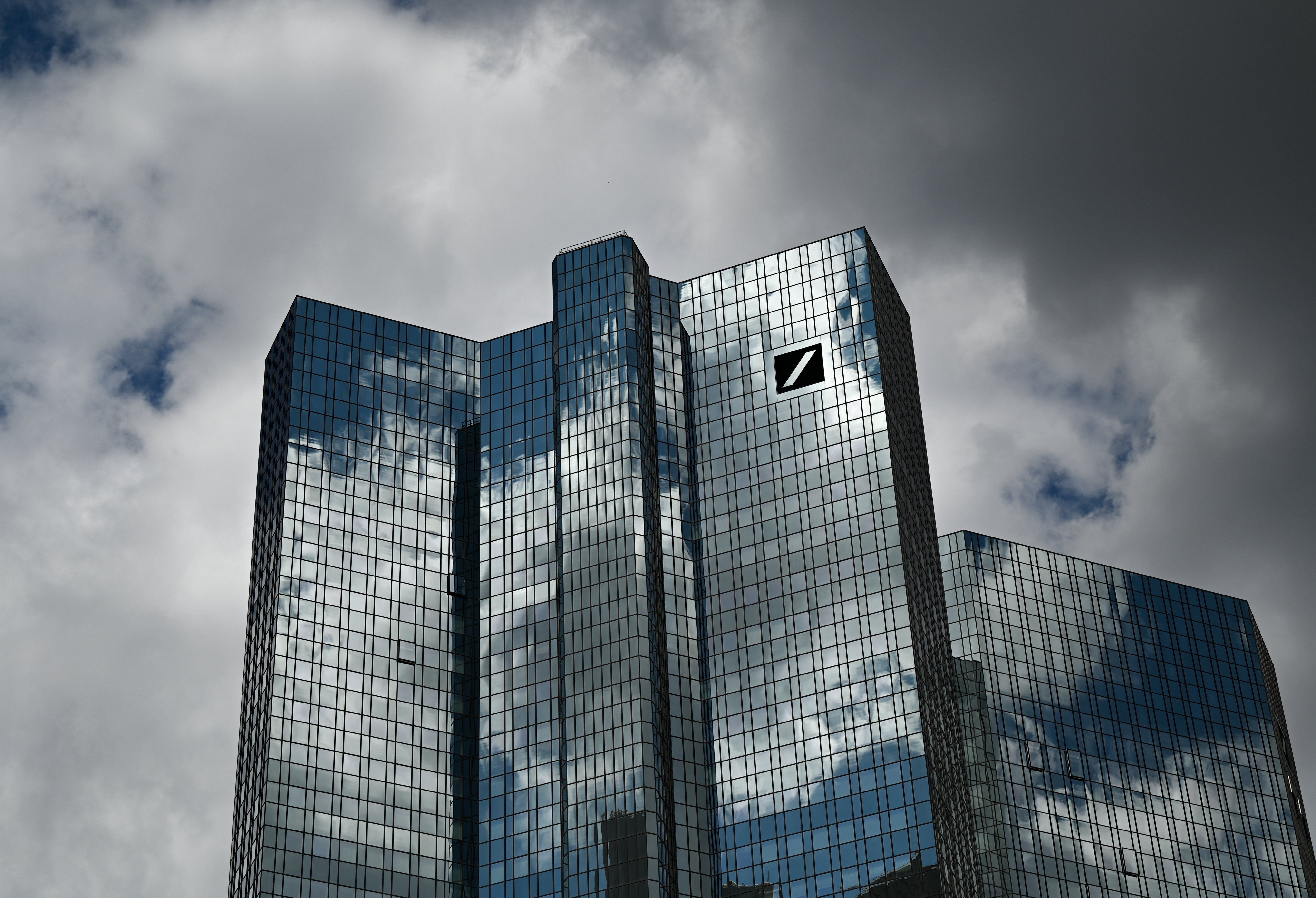 Vacilla anche Deutsche Bank. Torna la caccia ai nostri soldi