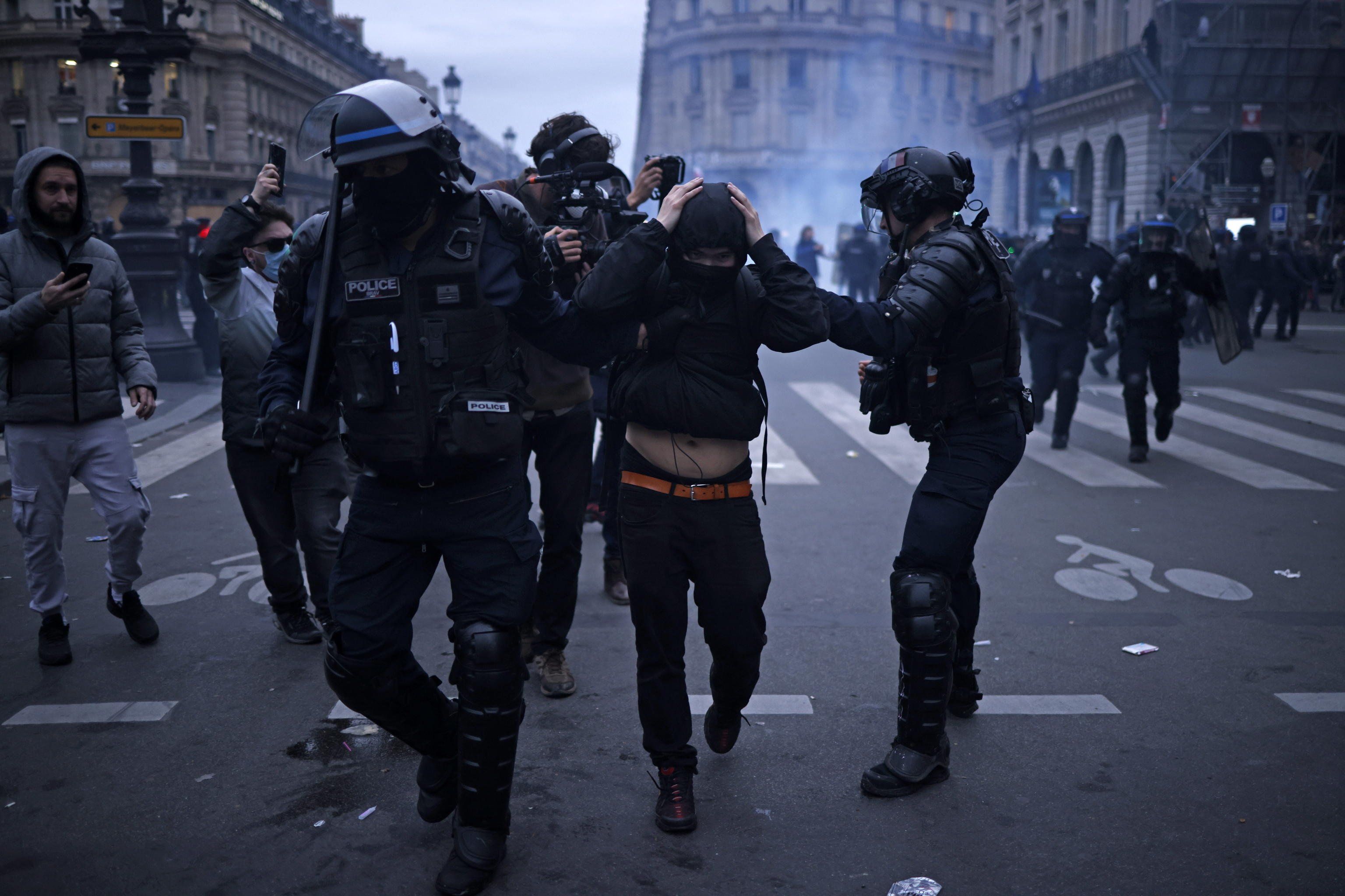 Macron si umilia e chiede a re Carlo di evitare Parigi