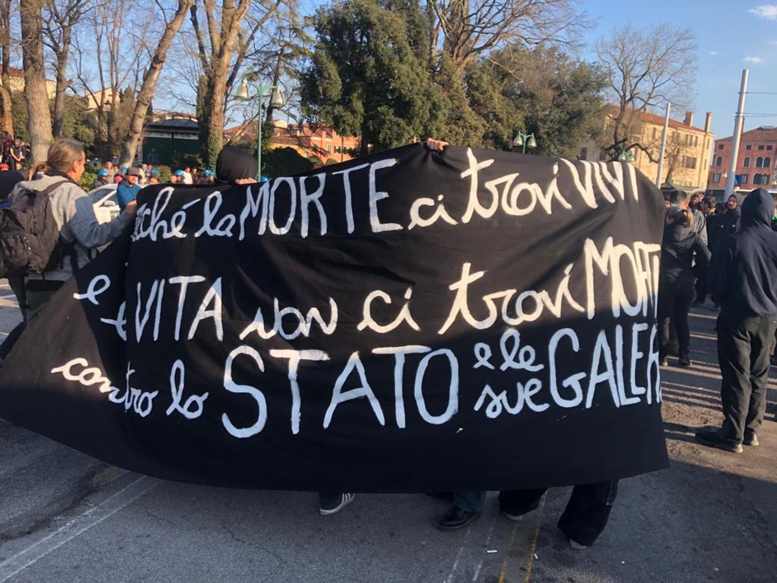 Minacce ai magistrati, 4 indagati. Scontri con gli anarchici a Venezia