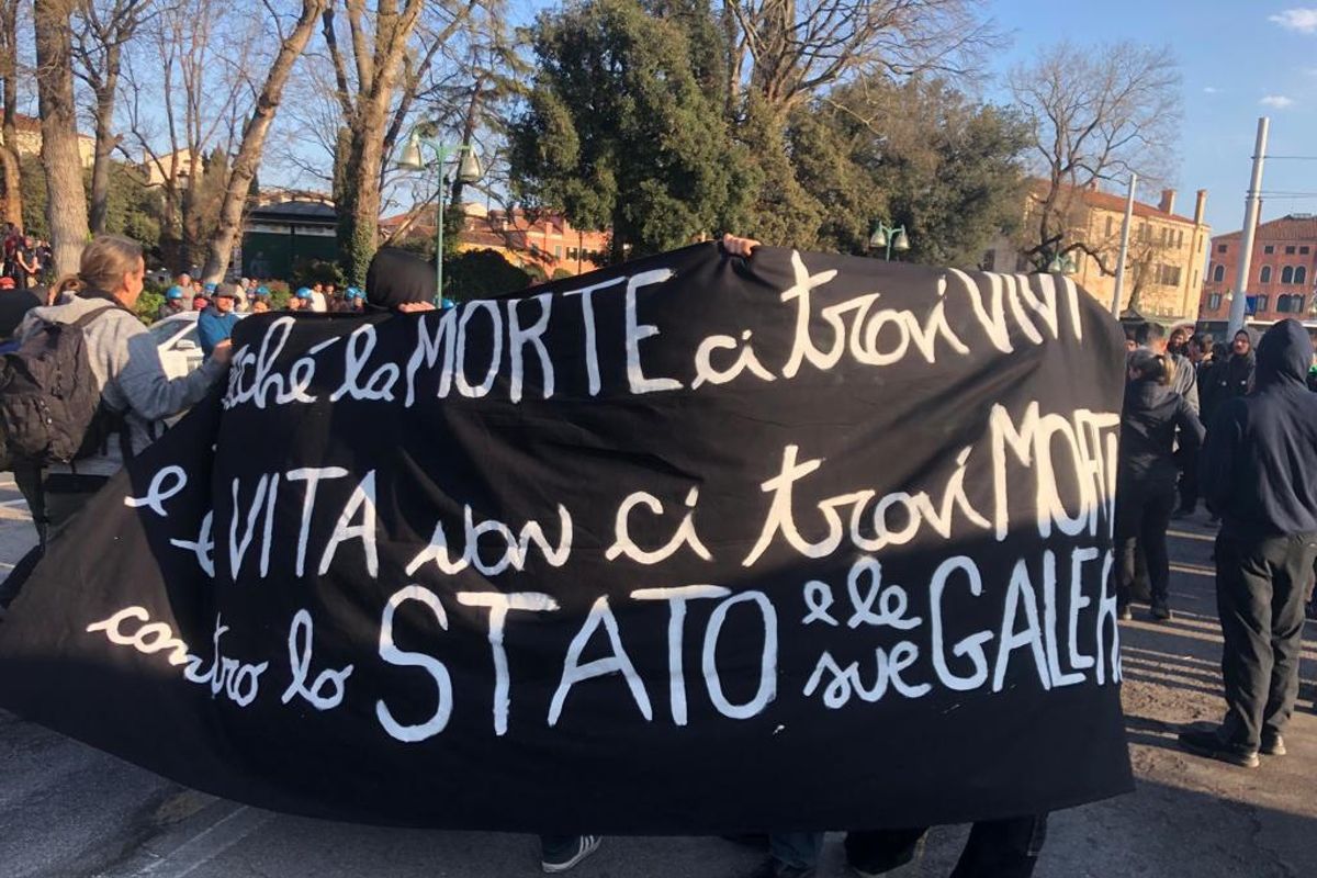 Minacce ai magistrati, 4 indagati. Scontri con gli anarchici a Venezia