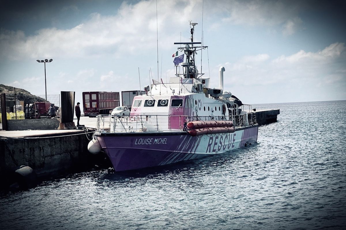 La nave di Banksy ferma 20 giorni. La Procura non esclude l’inchiesta