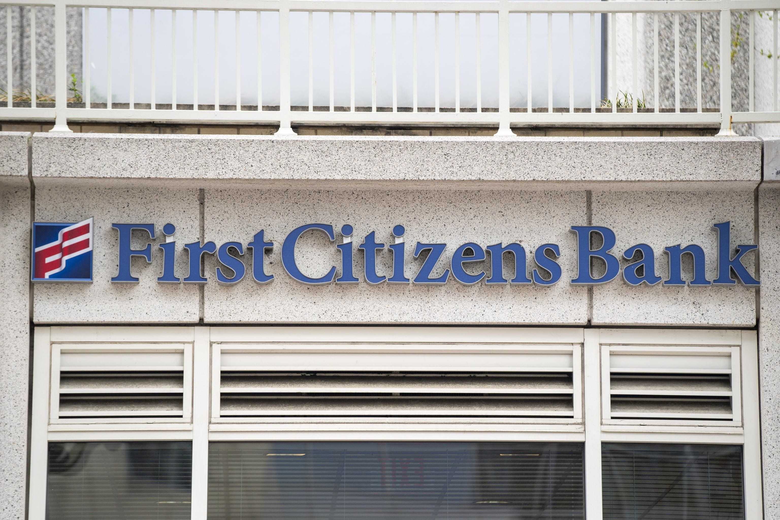 La Silicon Valley trova un compratore. Banche in fiducia corrono in Borsa