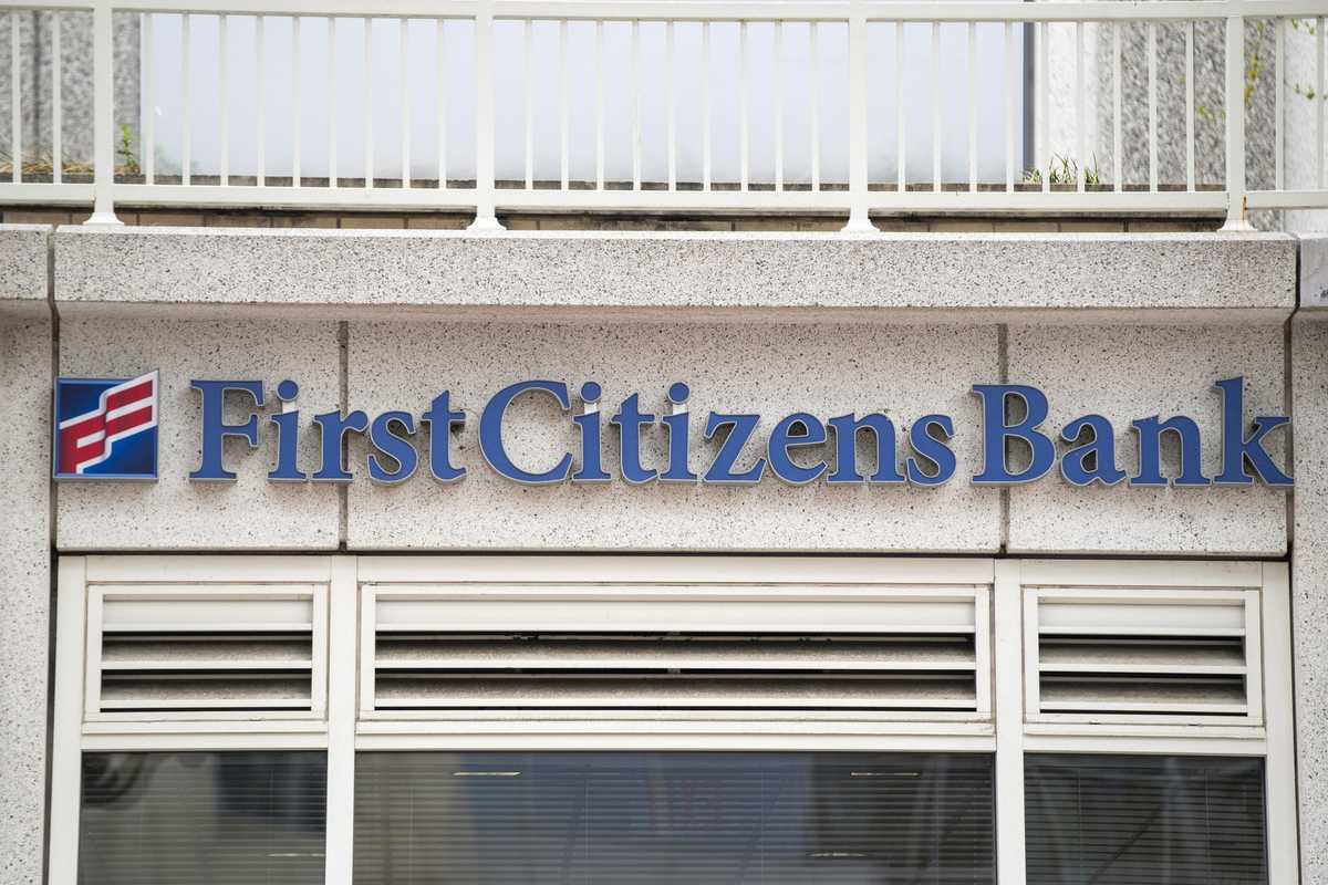 La Silicon Valley trova un compratore. Banche in fiducia corrono in Borsa