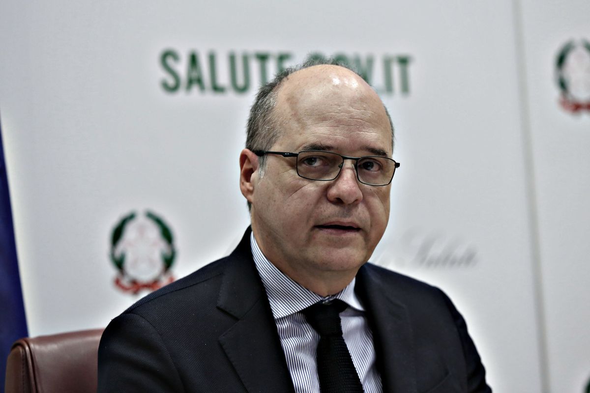 Il capo di Aifa: «Zitti sui danni altrimenti si uccide il vaccino»