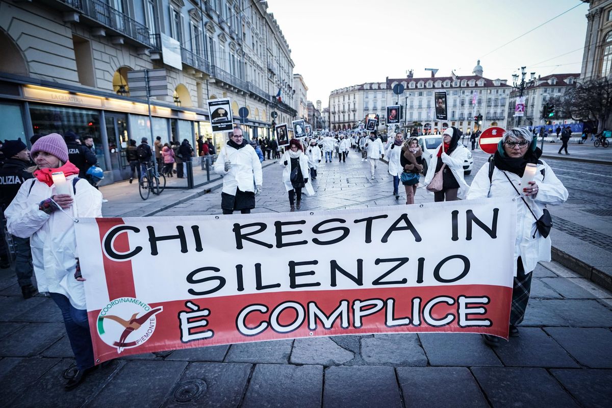 Le vittime dei vaccini: «Mandati
al macello, denunciamo l’Aifa»