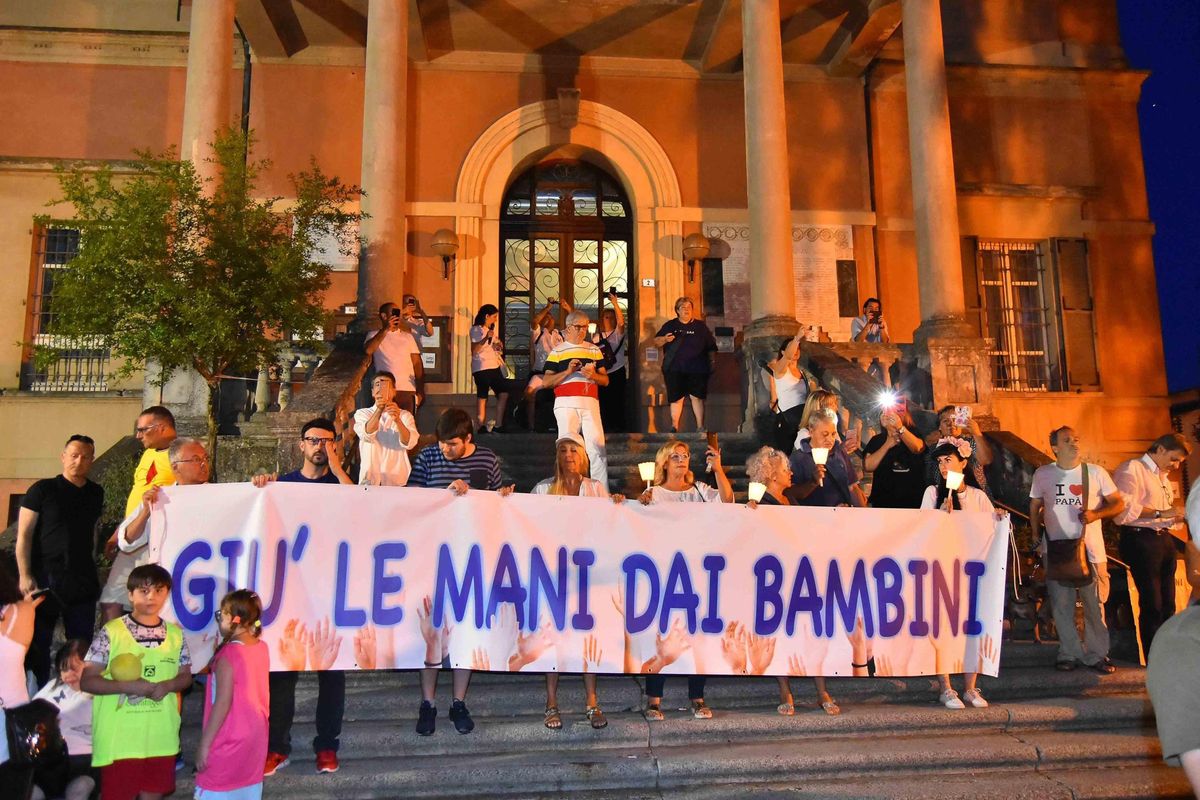 Regali nascosti ai piccoli di Bibbiano