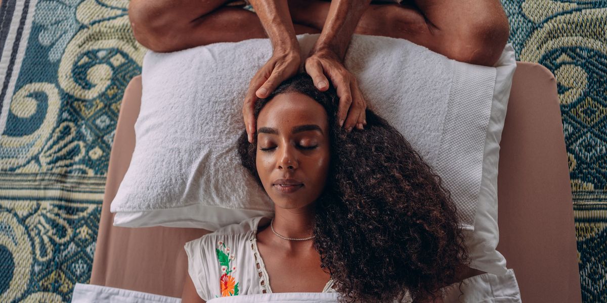 9 Ways To Spiritually Detox, According To A Reiki Healer