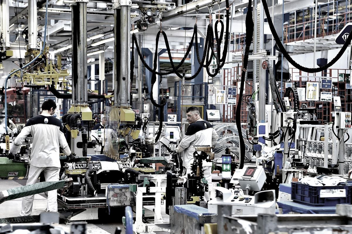 Stellantis tira la cinghia agli italiani e porta operai slovacchi a Mirafiori