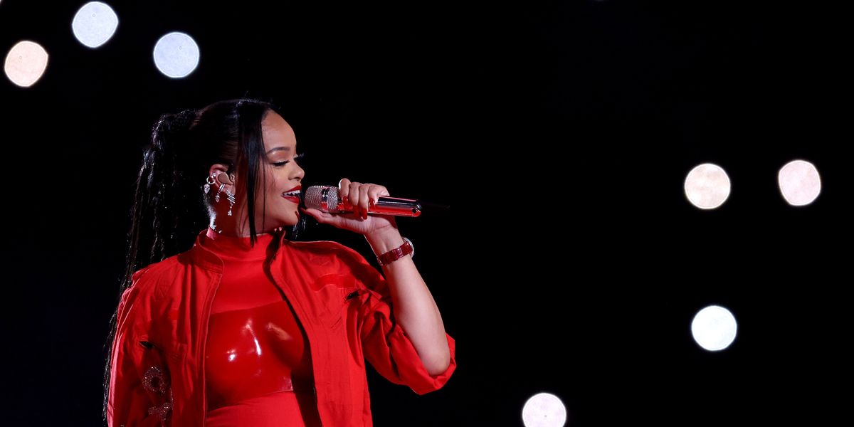 Rihanna Spent $500k to Rent a Guy's House for the Super Bowl