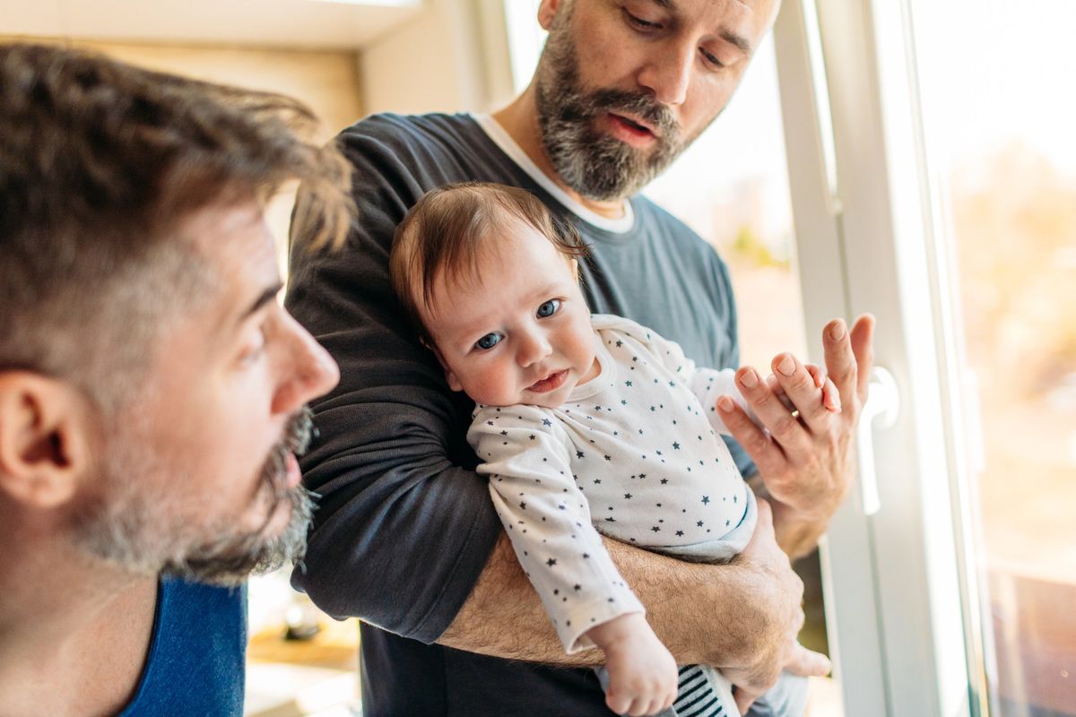 L’adozione per le coppie omosessuali non fermerebbe l’utero in affitto